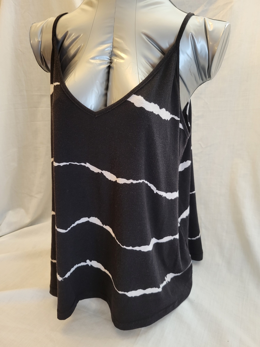 Black & White Wave-Print V-Neck Camisole
